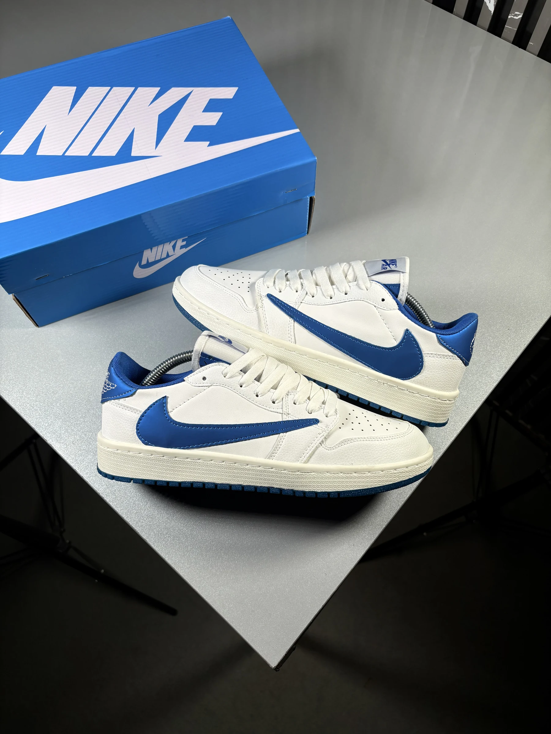 Nike-Jordan-One-Travis-Scott-Sneakers-White-Blue-Short-Leg-view-1.webp کتونی جردن وان 1 لو ترویس اسکات / سفید نایک آبی / کد 1133 - تصویر 1