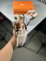 کتونی رانینگ نایک وی تو کی v2k رنگ کرم قهوه ای / کد 2648 - تصویر 3